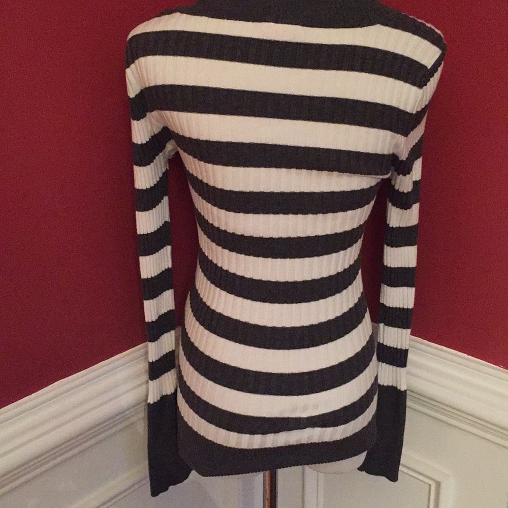 Catch My I V-neck Top - Picture 3 of 5